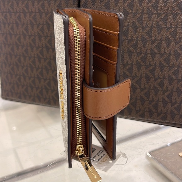 MICHAEL KORS
Medium Signature Logo Wallet 
Vanilla 
NWT - Picture 14 of 16